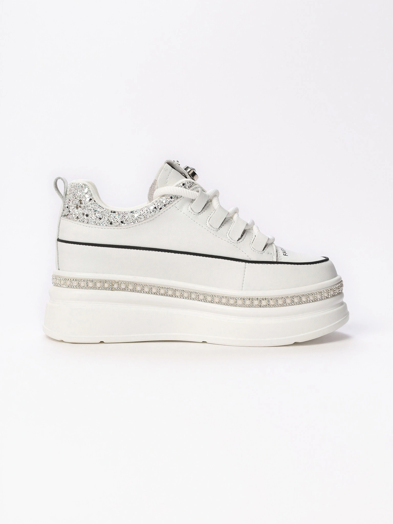 Кеды белого цвета со стразами и блестками на высокой платформе